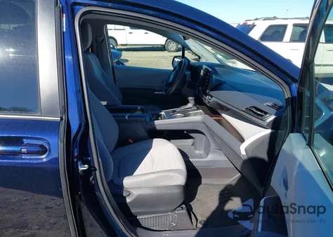 2022 Toyota Sienna Le z USA, uszkodzony, nr VIN 5TDKRKEC8NS077376